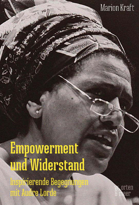 Das Buchcover von Empowerment und Widerstand. Zentral ist eine Großaufnahme von Audre Lorde, die zur Seite schaut. Das Foto ist in schwarz-weiß. Der Titel des Buches steht in gelber Schrift im unteren Teil des Covers.